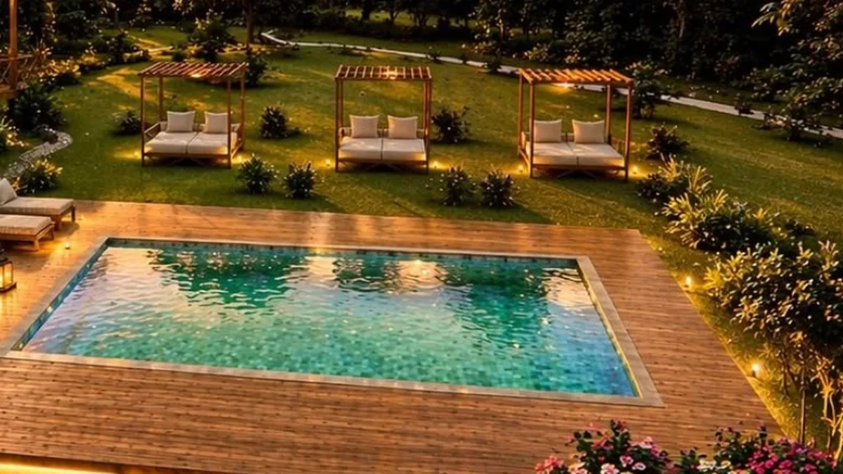Área de lazer com piscina ao entardecer em projeto de Marileide Oliveira