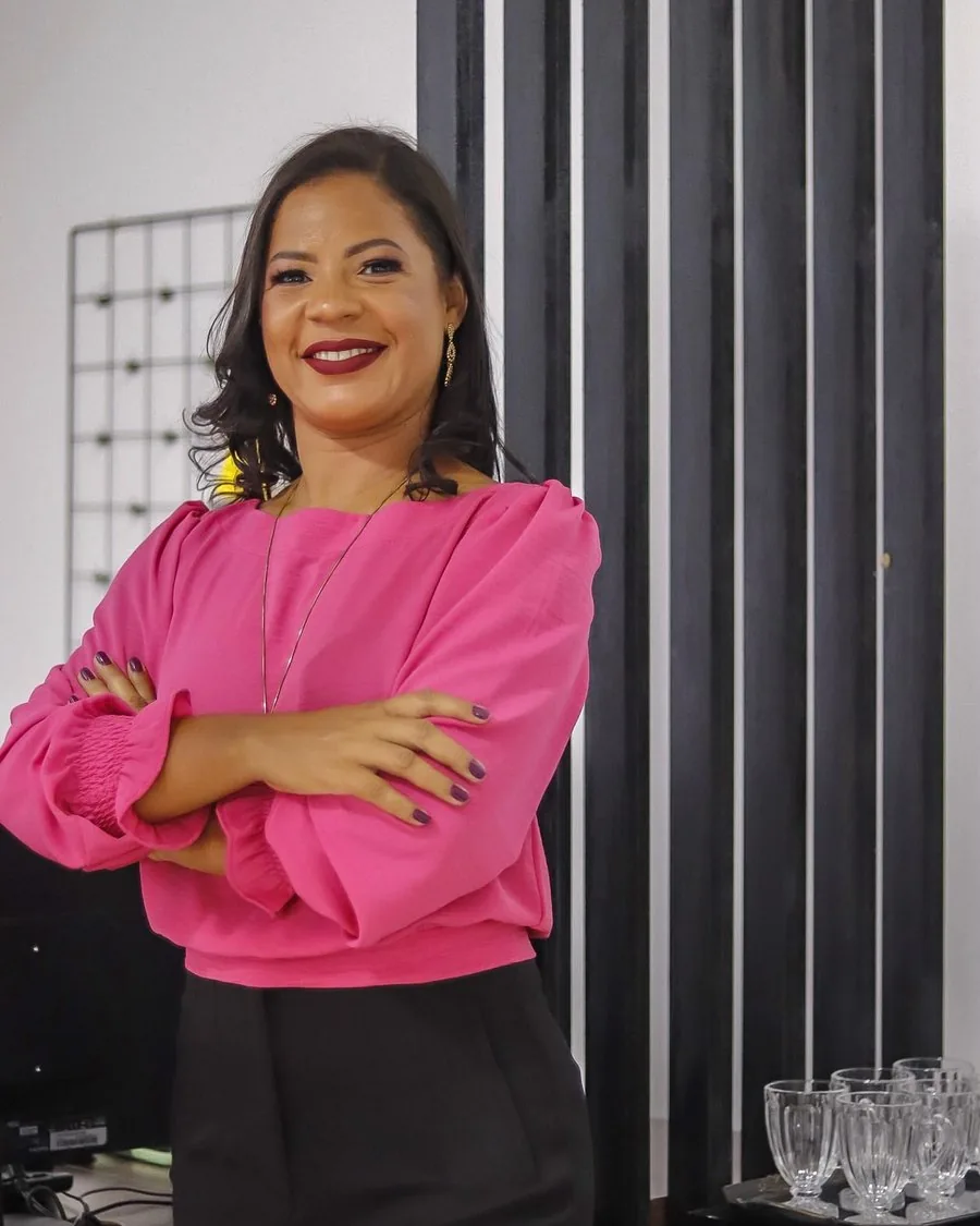 Marileide Oliveira, arquiteta e urbanista, de braços cruzados no escritório em Conceição do Jacuípe